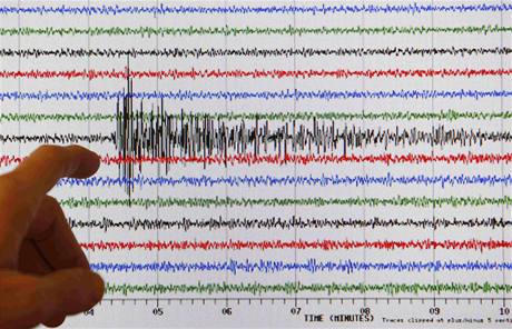 Technik ukazuje na seismografu sílu zemtesení